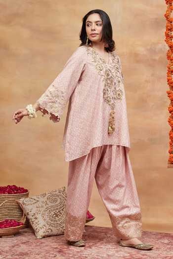 Buy_DAREISS_Blush Chanderi Silk V-neck Embroidered Kurta And Salwar Set 