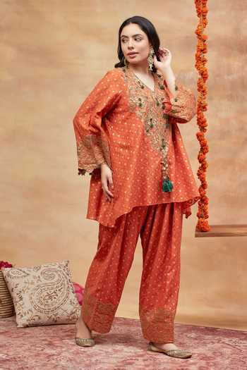 Buy DAREISS Orange Chanderi Silk V-neck Manikarnika Embroidered Kurta And Salwar Set Buy_DAREISS_Orange Chanderi Silk V-neck Manikarnika Embroidered Kurta And Salwar Set