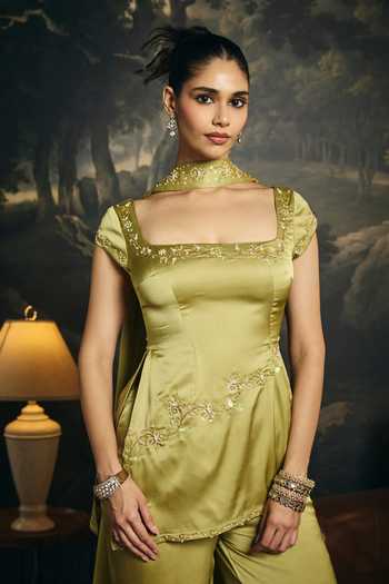 Buy Saanjh By Lea Green Silk Square Neck Henna Embroidered Y2k Kurta Set Online at Aza Fashions Buy_Saanjh By Lea_Green Silk Square Neck Henna Embroidered Y2k Kurta Set _Online_at_Aza_Fashions