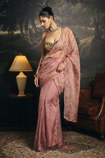 SAANJH BY LEA Wine Organza Sweetheart Neck Anvitha Tissue Saree Set at Aza Fashions SAANJH BY LEA_Wine Organza Sweetheart Neck Anvitha Tissue Saree Set _at_Aza_Fashions