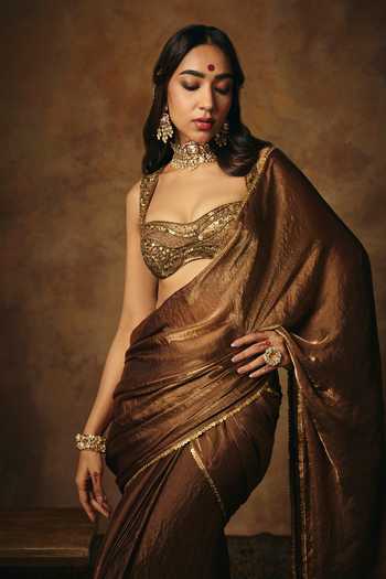 Buy_SAANJH BY LEA_Gold Organza Sweetheart Neck Hemangi Metallic Pre-draped Saree Set _Online_at_Aza_Fashions