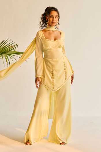 Buy_SAANJH BY LEA_Yellow Georgette Sweetheart Neck, Yes Geet Hand Embroidered Kurta Set _Online_at_Aza_Fashions