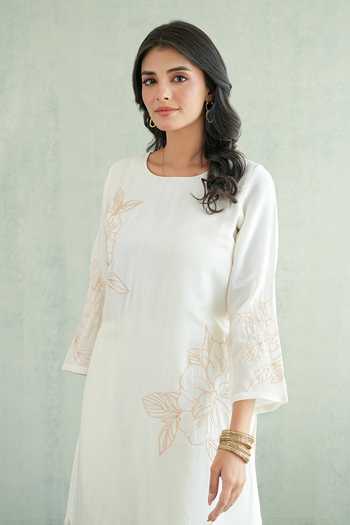 Masoomm Off White Shantoon Boat Neck, Yes Embroidered Floral Kurta And Pant Set at Aza Fashions Masoomm_Off White Shantoon Boat Neck, Yes Embroidered Floral Kurta And Pant Set _at_Aza_Fashions