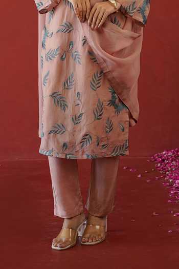 Masoomm Peach Organza, Shantoon V-neck Embroidered Kurta Pant Set Online at Aza Fashions Masoomm_Peach Organza, Shantoon V-neck Embroidered Kurta Pant Set _Online_at_Aza_Fashions