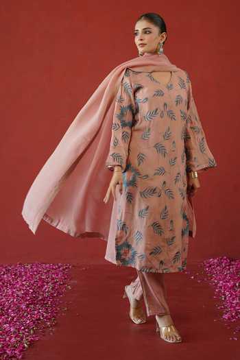 Masoomm Peach Organza, Shantoon V-neck Embroidered Kurta Pant Set at Aza Fashions Masoomm_Peach Organza, Shantoon V-neck Embroidered Kurta Pant Set _at_Aza_Fashions