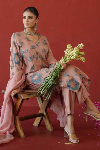 Buy Masoomm Peach Organza, Shantoon V-neck Embroidered Kurta Pant Set Buy_Masoomm_Peach Organza, Shantoon V-neck Embroidered Kurta Pant Set