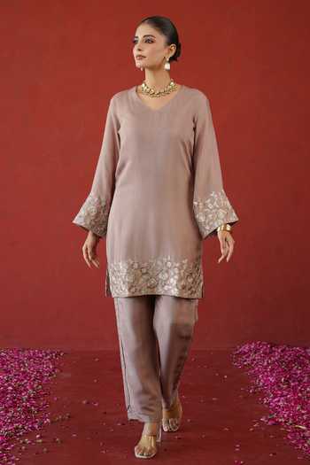 Buy Masoomm Mauve Organza, Shantoon V-neck Embroidered Floral Kurta Set Online at Aza Fashions Buy_Masoomm_Mauve Organza, Shantoon V-neck Embroidered Floral Kurta Set _Online_at_Aza_Fashions