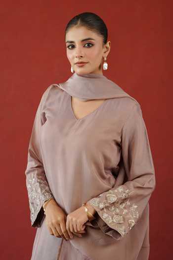 Shop Masoomm Mauve Organza, Shantoon V-neck Embroidered Floral Kurta Set Shop_Masoomm_Mauve Organza, Shantoon V-neck Embroidered Floral Kurta Set