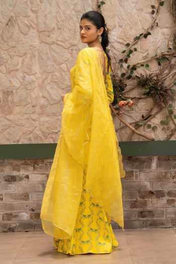 Senren By Eshana Raut_Yellow Crepe, Net Square Neck Printed Kurta Set _Online_at_Aza_Fashions
