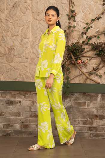 Shop_Senren By Eshana Raut_Green Crepe Collared Neck Floral Print Shirt And Pant Set _Online_at_Aza_Fashions