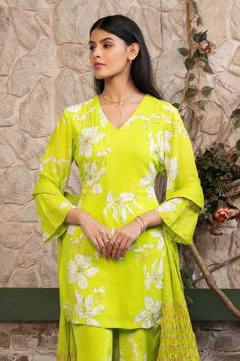 Senren By Eshana Raut Green Crepe V-neck Floral Print Kurta Set Online at Aza Fashions Senren By Eshana Raut_Green Crepe V-neck Floral Print Kurta Set _Online_at_Aza_Fashions