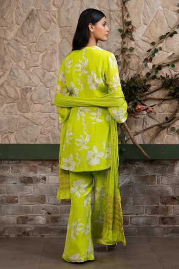 Shop Senren By Eshana Raut Green Crepe V-neck Floral Print Kurta Set at Aza Fashions Shop_Senren By Eshana Raut_Green Crepe V-neck Floral Print Kurta Set _at_Aza_Fashions