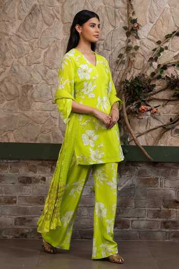 Buy Senren By Eshana Raut Green Crepe V-neck Floral Print Kurta Set Online at Aza Fashions Buy_Senren By Eshana Raut_Green Crepe V-neck Floral Print Kurta Set _Online_at_Aza_Fashions