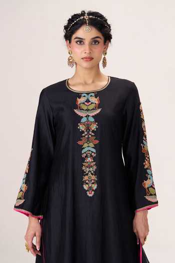 Almaari By Pooja Patel Black Silk, Chanderi Silk, Organza Round Neck Leher Embroidered Kurta Set at Aza Fashions Almaari By Pooja Patel_Black Silk, Chanderi Silk, Organza Round Neck Leher Embroidered Kurta Set _at_Aza_Fashions