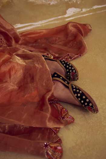 Shilpsutra Gul-E-Raj Embroidered Juttis 