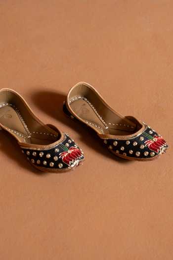 Shilpsutra Black Gul-e-raj Embroidered Juttis Online at Aza Fashions Shilpsutra_Black Gul-e-raj Embroidered Juttis _Online_at_Aza_Fashions
