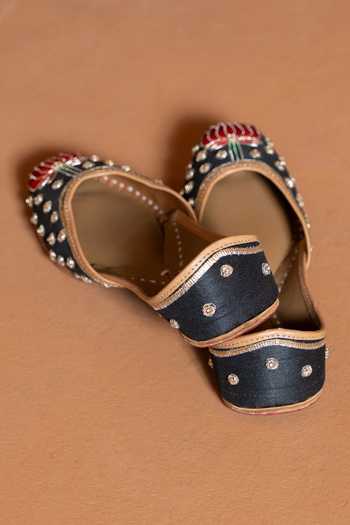 Buy Shilpsutra Black Gul-e-raj Embroidered Juttis Online at Aza Fashions Buy_Shilpsutra_Black Gul-e-raj Embroidered Juttis _Online_at_Aza_Fashions