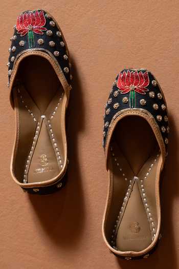Shilpsutra Gul-E-Raj Embroidered Juttis 