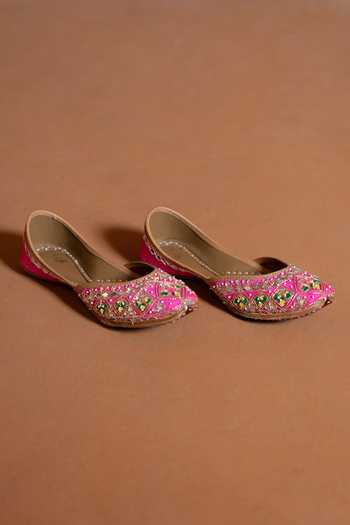 Shilpsutra Gulabi Mahal Embroidered Juttis 