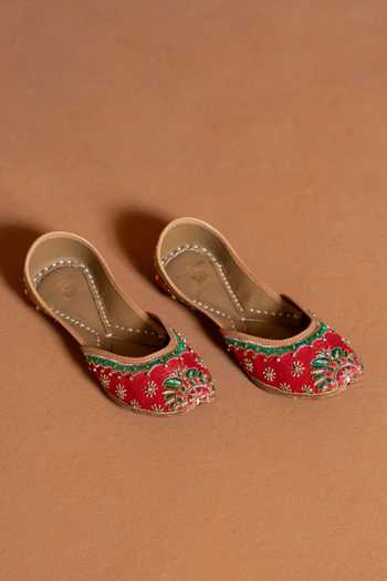 Shilpsutra Red Mehfil-e-rang Embroidered Juttis Online at Aza Fashions Shilpsutra_Red Mehfil-e-rang Embroidered Juttis _Online_at_Aza_Fashions