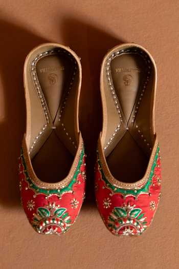 Shilpsutra Mehfil-E-Rang Embroidered Juttis 