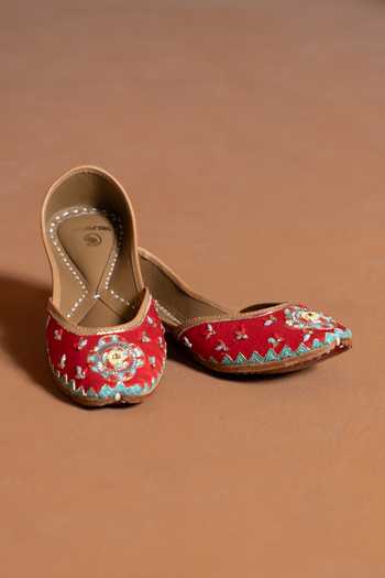 Shilpsutra Red Rangrez Embroidered Juttis Online at Aza Fashions Shilpsutra_Red Rangrez Embroidered Juttis _Online_at_Aza_Fashions