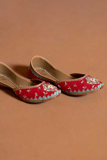 Buy Shilpsutra Red Rangrez Embroidered Juttis Online at Aza Fashions Buy_Shilpsutra_Red Rangrez Embroidered Juttis _Online_at_Aza_Fashions