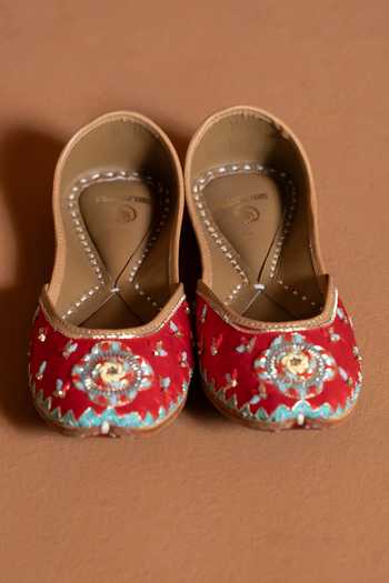 Shilpsutra Rangrez Embroidered Juttis 