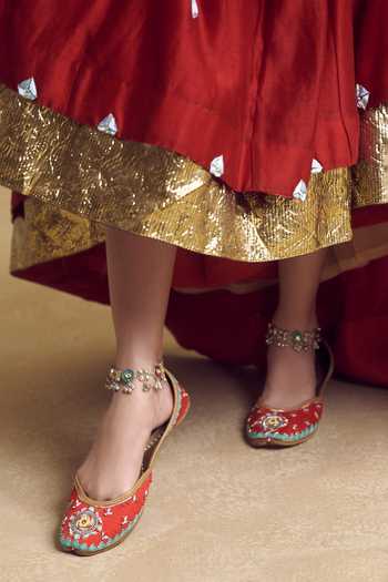 Shilpsutra Rangrez Embroidered Juttis 