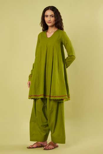 Vinusto_Olive Green Cotton V-neck Placement Embroidered Kurta And Farshi Salwar Set _Online_at_Aza_Fashions