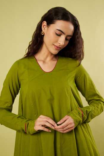 Vinusto_Olive Green Cotton V-neck Placement Embroidered Kurta And Farshi Salwar Set _at_Aza_Fashions