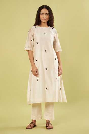 Vinusto Placement Embroidered Kurta & Pant Set 
