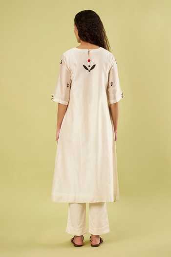 Vinusto Placement Embroidered Kurta & Pant Set 