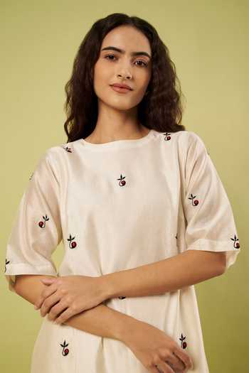 Buy_Vinusto_Ivory Chanderi Round Neck Placement Embroidered Kurta And Pant Set _Online_at_Aza_Fashions