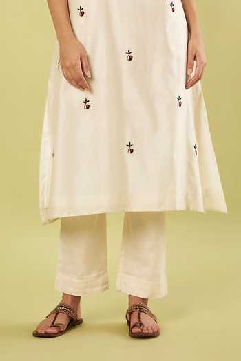 Vinusto_Ivory Chanderi Round Neck Placement Embroidered Kurta And Pant Set _at_Aza_Fashions