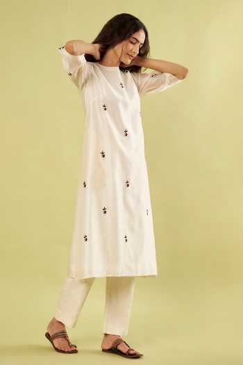 Buy_Vinusto_Ivory Chanderi Round Neck Placement Embroidered Kurta And Pant Set 