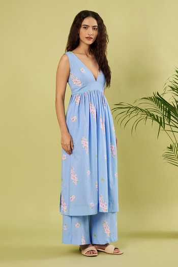 Vinusto_Blue Cotton V-neck, Yes Floral Print Kurta And Palazzo Set _at_Aza_Fashions