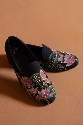 Buy Shilpsutra Black Rajkamal Embroidered Juttis Online at Aza Fashions Buy_Shilpsutra_Black Rajkamal Embroidered Juttis _Online_at_Aza_Fashions