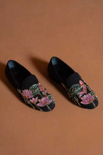 Shilpsutra Rajkamal Embroidered Juttis 