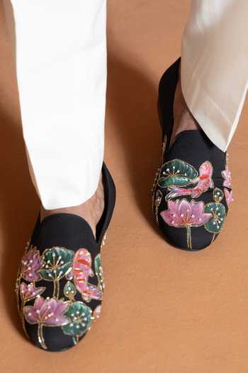 Shilpsutra Rajkamal Embroidered Juttis 