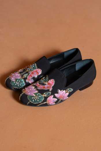 Shop Shilpsutra Black Rajkamal Embroidered Juttis Online at Aza Fashions Shop_Shilpsutra_Black Rajkamal Embroidered Juttis _Online_at_Aza_Fashions