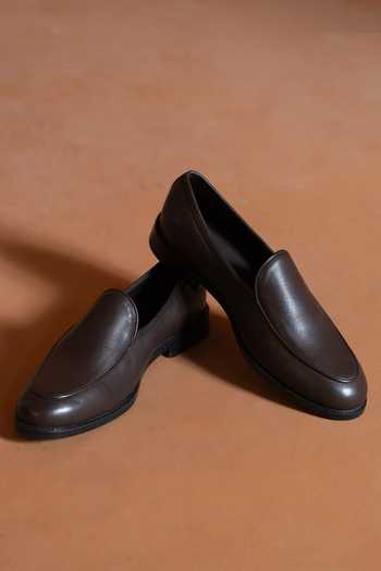Buy Shilpsutra Black Maharaj Leather Loafers Online at Aza Fashions Buy_Shilpsutra_Black Maharaj Leather Loafers _Online_at_Aza_Fashions