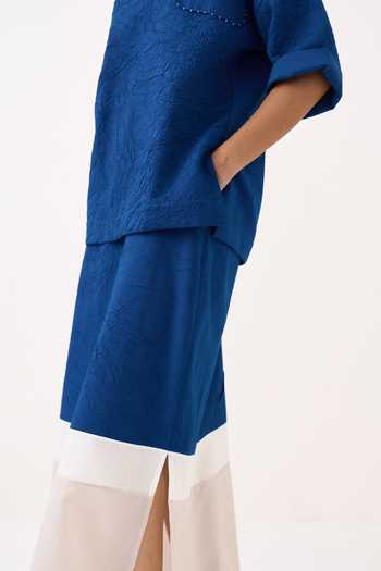 Buy_Three_Beige V-neck Textured Handwoven Mul Skirt And Top Set 