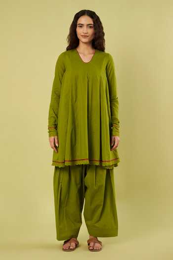 Buy_Vinusto_Olive Green Cotton V-neck Placement Embroidered Kurta And Farshi Salwar Set 