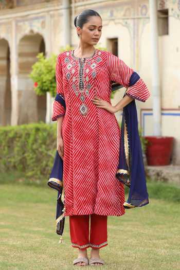 Swati Wadhwani Couture_Red Georgette, Chiffon Round Neck Leheriya Pattern Kurta Set _Online_at_Aza_Fashions