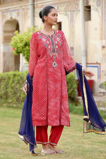 Swati Wadhwani Couture_Red Georgette, Chiffon Round Neck Leheriya Pattern Kurta Set _at_Aza_Fashions