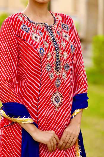 Buy_Swati Wadhwani Couture_Red Georgette, Chiffon Round Neck Leheriya Pattern Kurta Set 