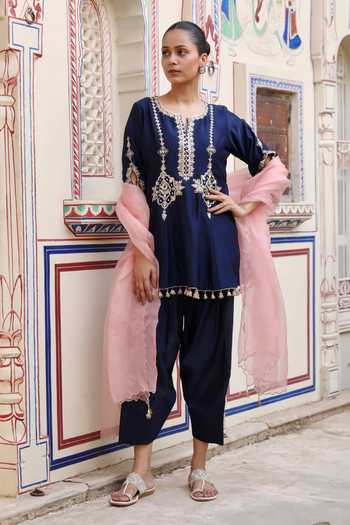 Shop Swati Wadhwani Couture Blue Organza, Chanderi Round Neck, Yes Dabka Embroidered Kurta Set Shop_Swati Wadhwani Couture_Blue Organza, Chanderi Round Neck, Yes Dabka Embroidered Kurta Set
