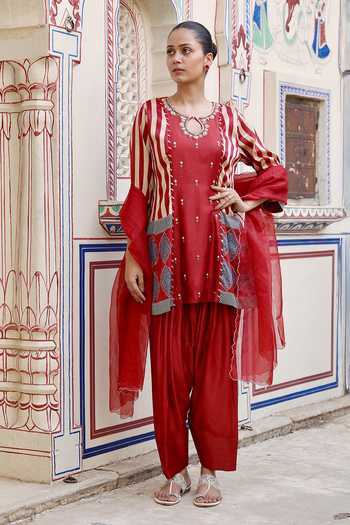 Shop Swati Wadhwani Couture Maroon Organza, Chanderi Keyhole Neck, Yes Ajrakh Print Kurta Set Shop_Swati Wadhwani Couture_Maroon Organza, Chanderi Keyhole Neck, Yes Ajrakh Print Kurta Set