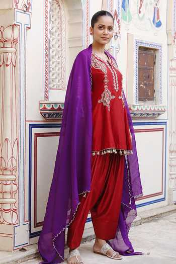 Shop Swati Wadhwani Couture Maroon Organza, Chanderi Embroidered Kurta Set Shop_Swati Wadhwani Couture_Maroon Organza, Chanderi Embroidered Kurta Set